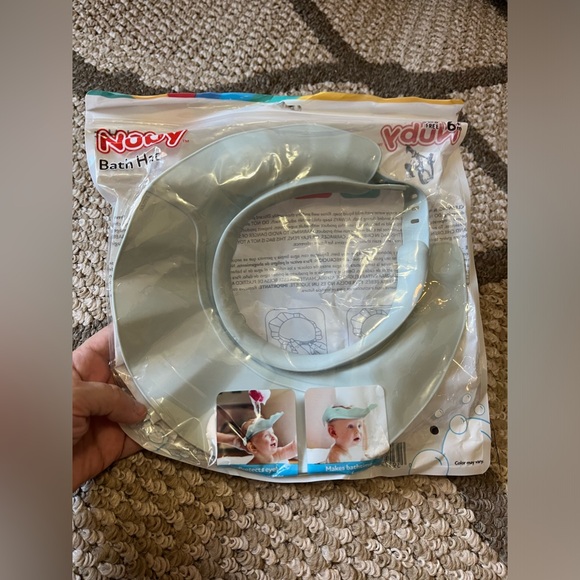 9-pc Minnie Mouse Disney outfit 2 LS Swaddles 2 pacifier, Changing Pad, Mirror - Picture 6 of 16